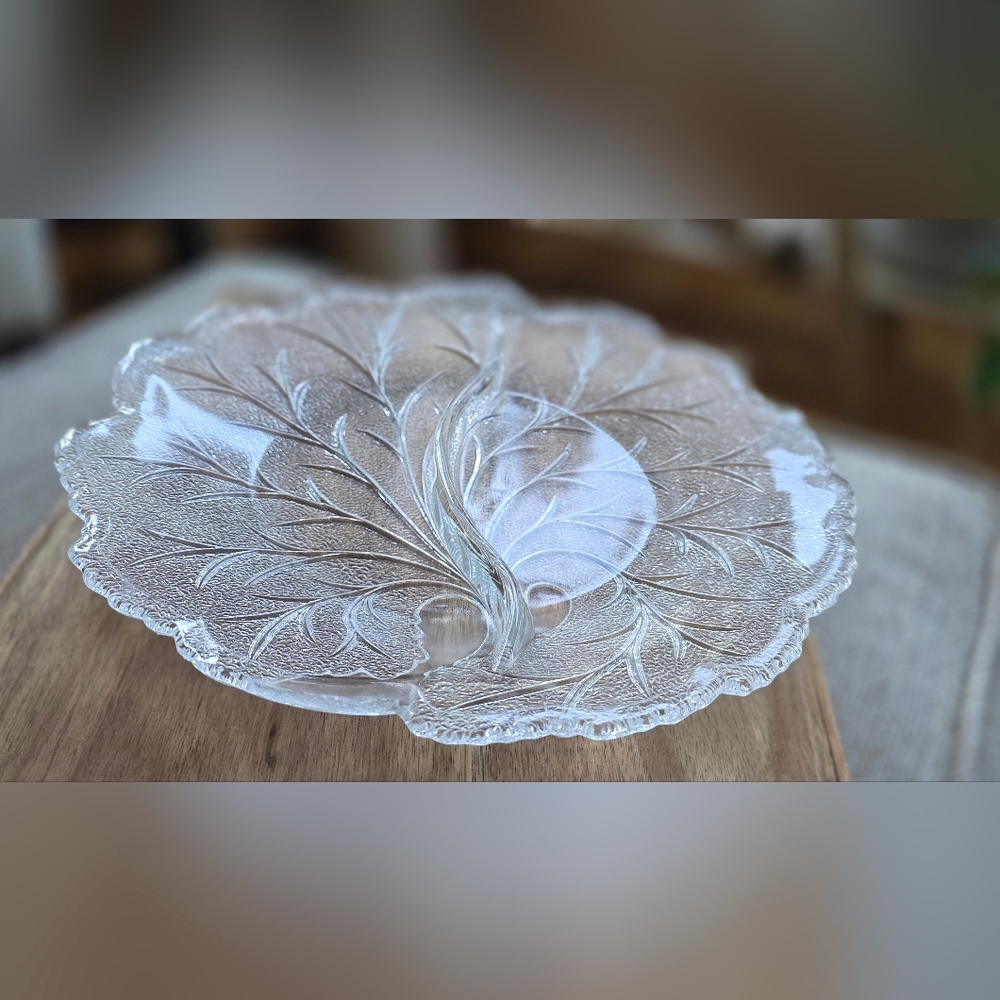 Indiana‎ Glass Clear Divided Serving Plate with Leaf Motif - Picture 5 of 12